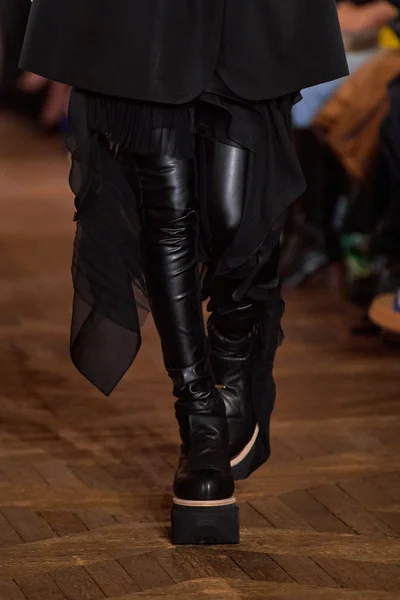 Look 16